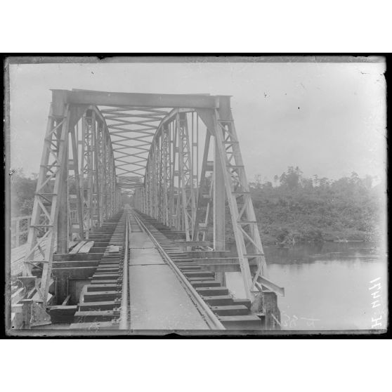 Japoma. Le pont vu de face. [légende d'origine]