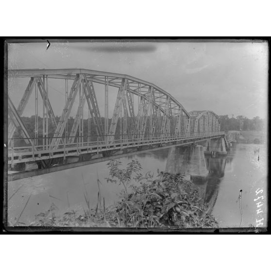 Japoma. Le pont vu de la rive droite aval de la Dibamba. [légende d'origine]