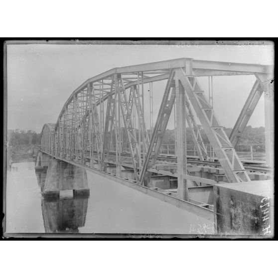 Japoma. Le pont vu de la rive droite amont de la Dibamba. [légende d'origine]