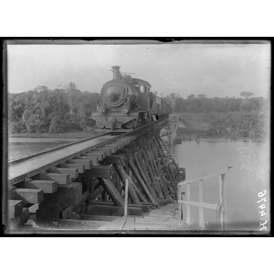Japoma. Un convoi sur le pont. [légende d'origine]