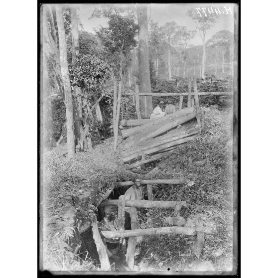 Route de Yaoundé, kilomètre 45. Lengoé. Galerie souterraine effondrée conduisant au blockhaus nord-ouest. [légende d'origine]