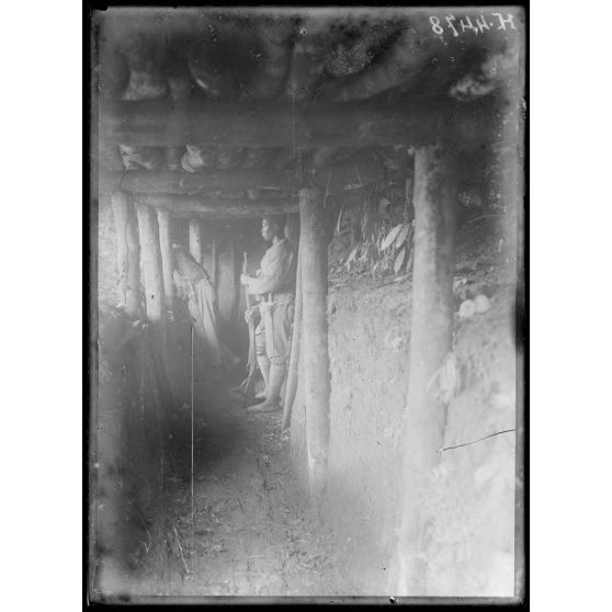 Route de Yaoundé, kilomètre 45. Lengoé. Intérieur de la galerie souterraine conduisant au blockhaus nord-ouest. [légende d'origine]