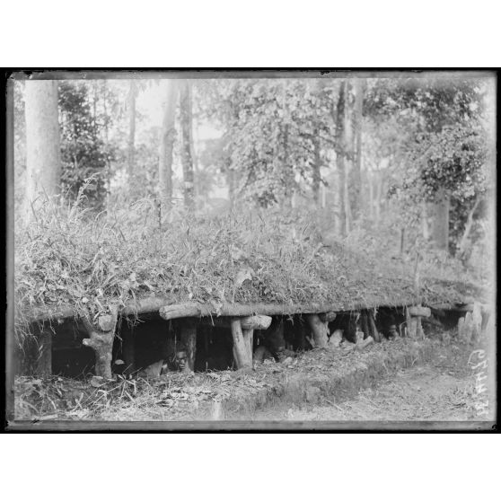 Route de Yaoundé, kilomètre 45. Lengoé. Galerie souterraine conduisant au blockhaus nord-ouest. Vue extérieure. [légende d'origine]