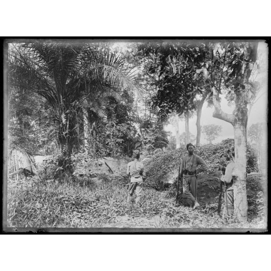 Route de Yaoundé, kilomètre 45. Lengoé. Sommet de la position et baraquements construits par les Anglais après la prise de l'ouvrage. [légende d'origine]