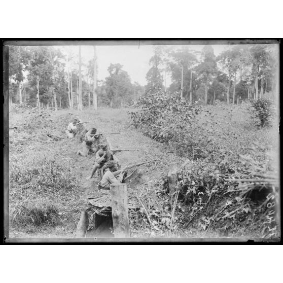 Route de Yaoundé, kilomètre 45. Lengoé. Talus face à l'est ; en avant, tranchée garnie de pieux pointus. [légende d'origine]