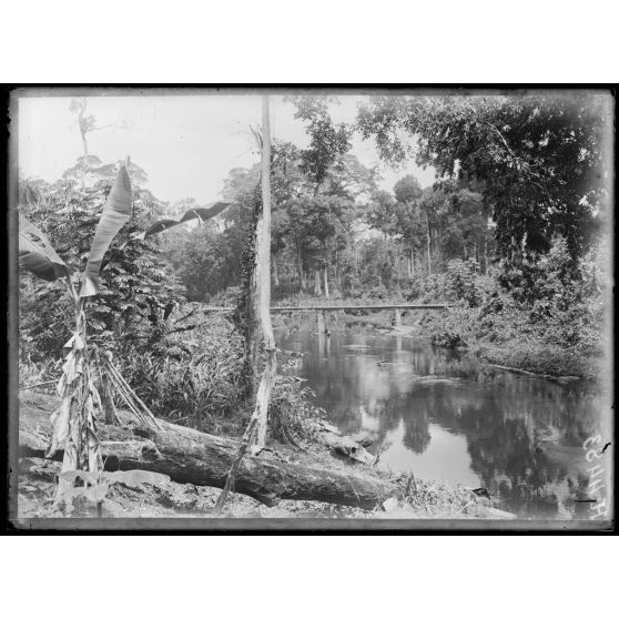 Route de Yaoundé, kilomètre 45. Lengoé. La Kélé et le pont. [légende d'origine]