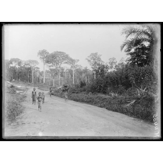 Route de Yaoundé, kilomètre 45. Lengoé. Le village de Lengoé et la position organisée. [légende d'origine]
