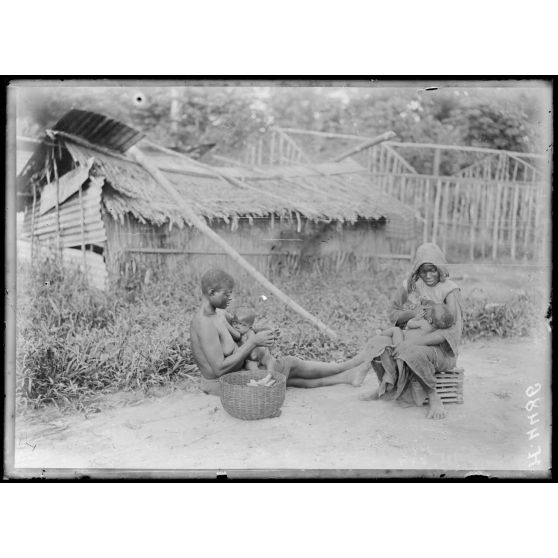Route de Yaoundé, kilomètre 45. Lengoé. Scène familiale. [légende d'origine]