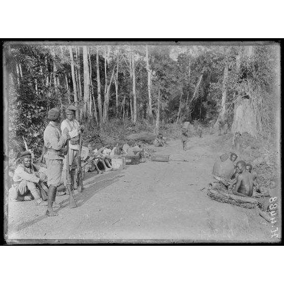Kilomètre 40 sur la route Yaoundé. Une halte de la mission de la SPA. [légende d'origine]