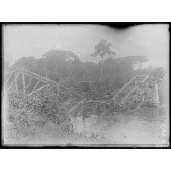 So Dibanga. Ensemble du pont détruit sur la Kélé, rive droite. [légende d'origine]