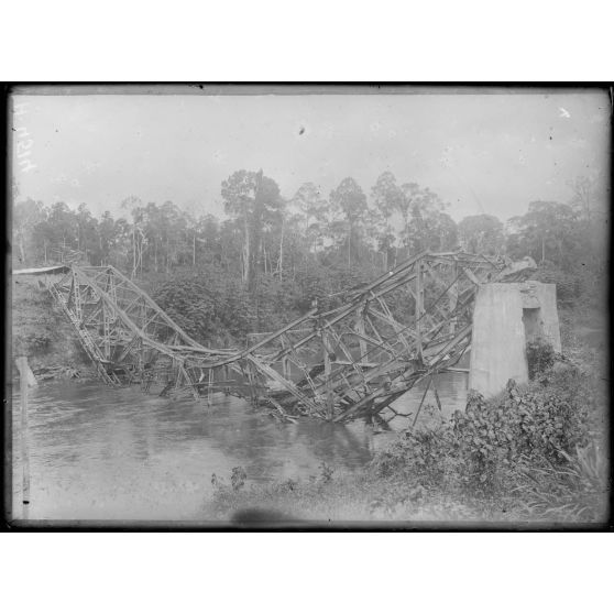 So Dibanga. Ensemble du pont détruit sur la Kélé, rive gauche. [légende d'origine]