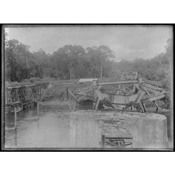 So Dibanga. Ensemble du pont détruit sur la Kélé, de face. [légende d'origine]