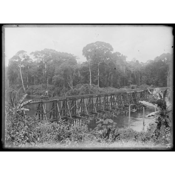 So Dibanga. L'estacade du génie français. [légende d'origine]