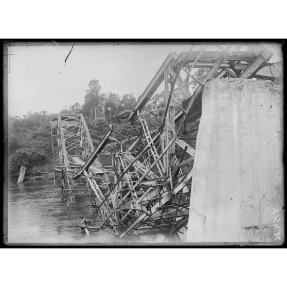 So Dibanga. Pont détruit, rive gauche, de face. [légende d'origine]