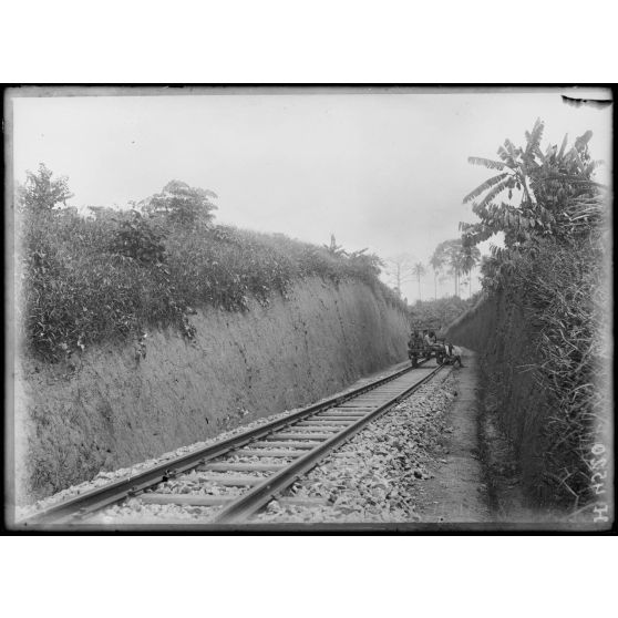 So Dibanga. La tranchée de la nouvelle ligne. [légende d'origine]