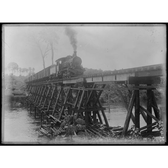 So Dibanga. Un train sur l'estacade. [légende d'origine]