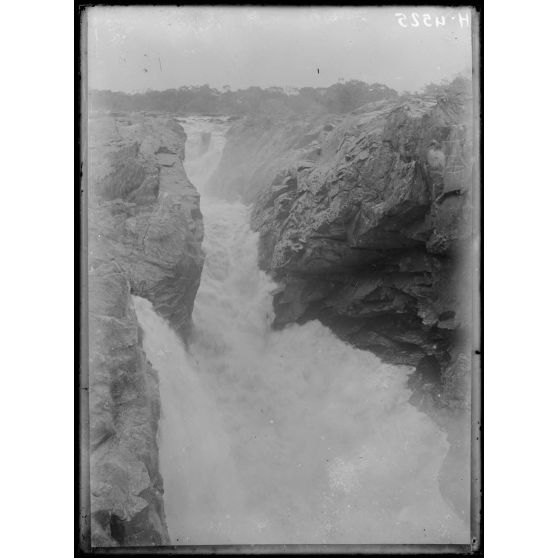 Monngombé, nord d'Edéa. La chute de la Sanaga. [légende d'origine]