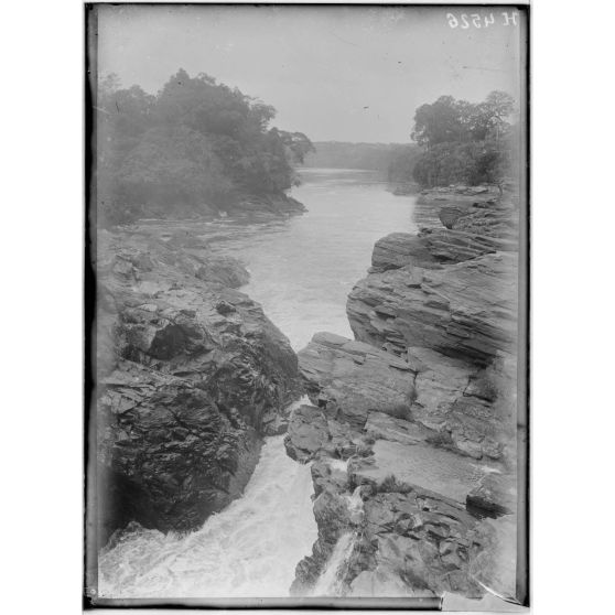 Monngombé, nord d'Edéa. La chute de la Sanaga. [légende d'origine]