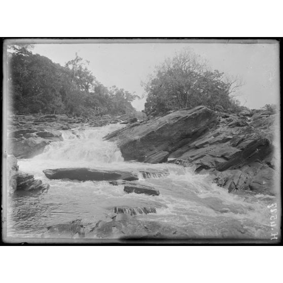 Monngombé, nord d'Edéa. Ensemble des grandes chutes de la Sanaga. [légende d'origine]