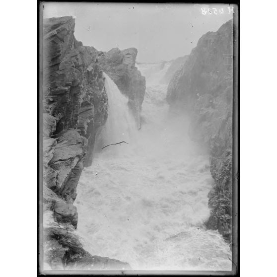 Monngombé, nord d'Edéa. Ensemble des grandes chutes de la Sanaga. [légende d'origine]