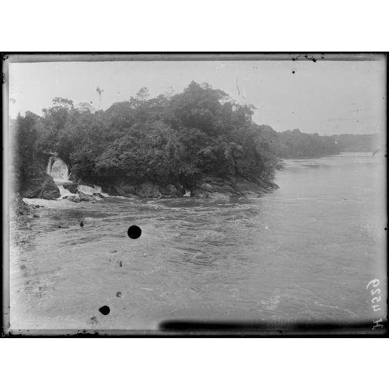 Monngombé, nord d'Edéa. Petite chute de la Sanaga. [légende d'origine]