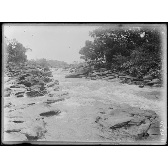 Monngombé, nord d'Edéa. Rapides du bras nord-ouest. [légende d'origine]