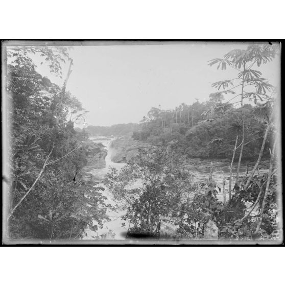 Monngombé, nord d'Edéa. Vue générale de la grande chute. [légende d'origine]