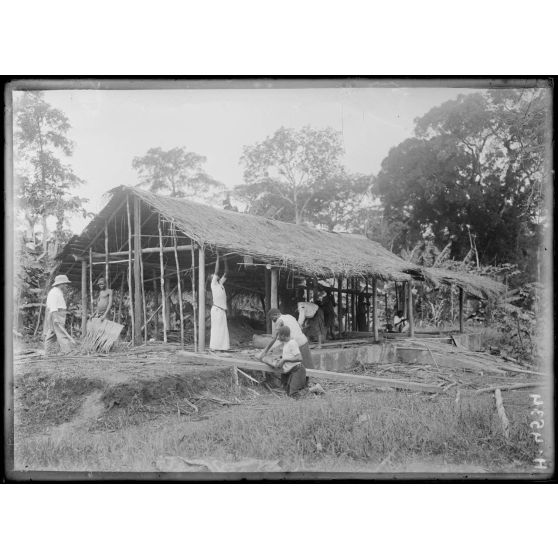 Monngombé, nord d'Edéa. Construction d'une maison. [légende d'origine]