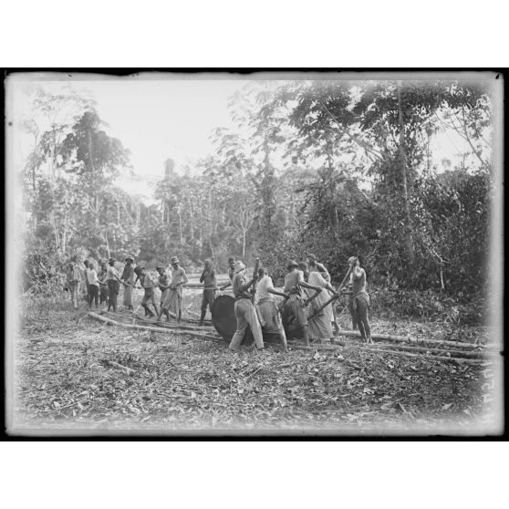 Kompina. Trainage de billes de bongassi. [légende d'origine]