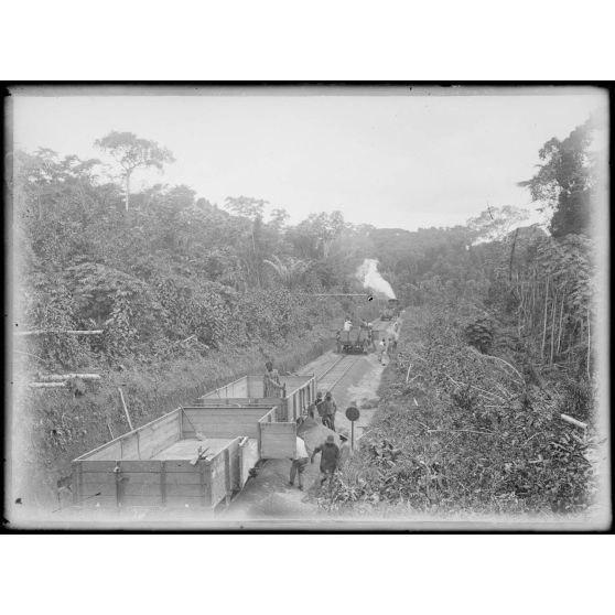 Kilomètre 37. Un train de ballastage. [légende d'origine]