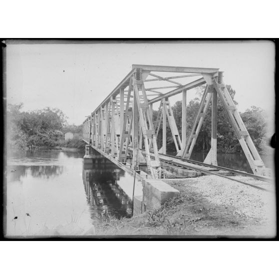 Bomono. Le pont, de profil. [légende d'origine]