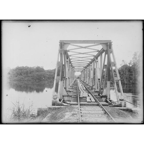 Bomono. Le pont, de face. [légende d'origine]