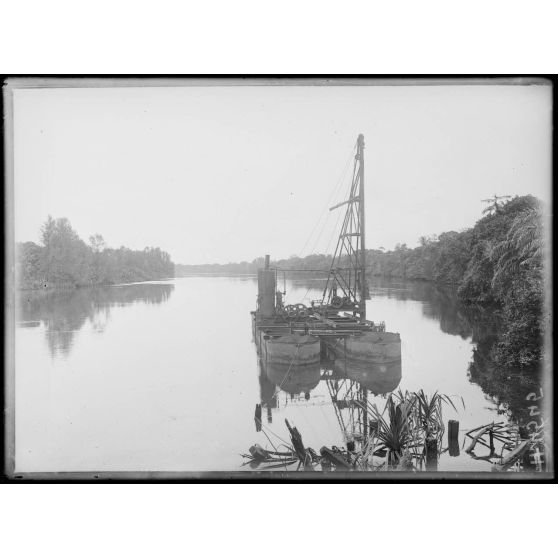 Bomono. Sonnette à vapeur sur le Bomono. [légende d'origine]