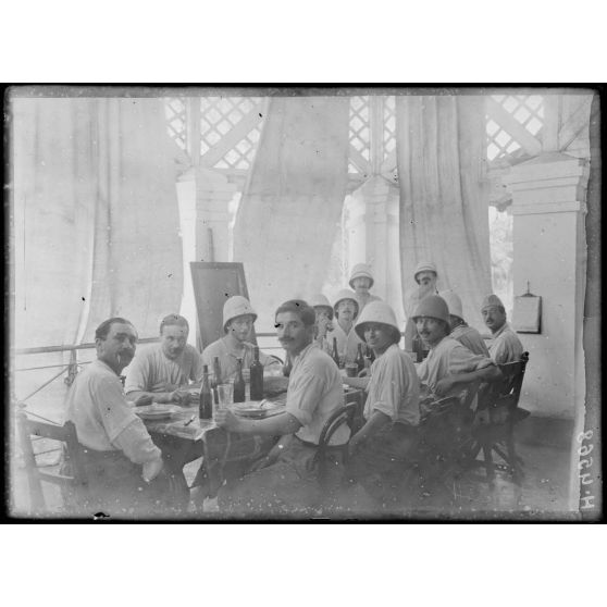 Douala. Hopital, le repas des malades. [légende d'origine]