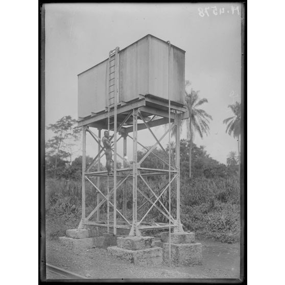 Manengolé. Un réservoir à eau. [légende d'origine]