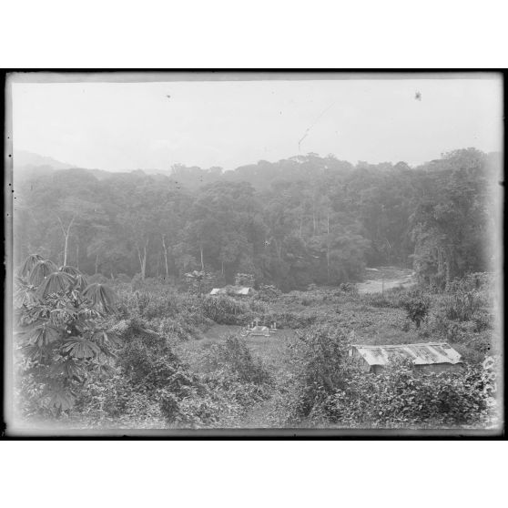 Nlohé. Vue prise des blockhaus vers la ligne et la rivière. [légende d'origine]