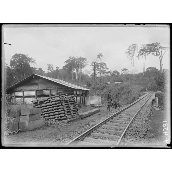 Nlohé. Blockhaus défendant le passage de la rivière. [légende d'origine]