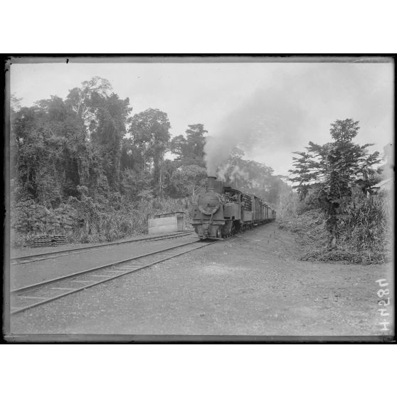 Nlohé. Arrivée d'un train. [légende d'origine]