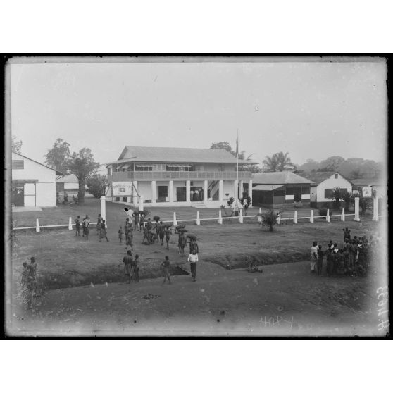 Edéa. Un jour de caravanes autour des factoreries. [légende d'origine]