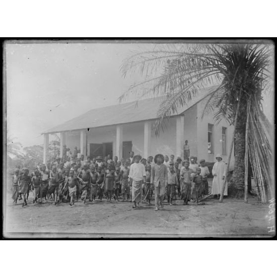 Edéa. Sortie d'école des pères blancs. [légende d'origine]