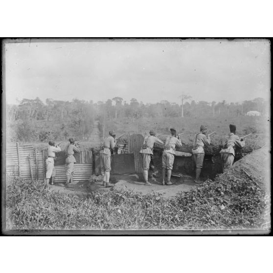 Edéa. Ouvrage défendant la route de la gare. [légende d'origine]