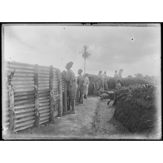 Edéa. Ouvrage défendant la route de la gare. [légende d'origine]