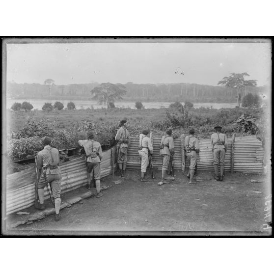 Edéa. Ouvrage défendant la Sanaga. [légende d'origine]