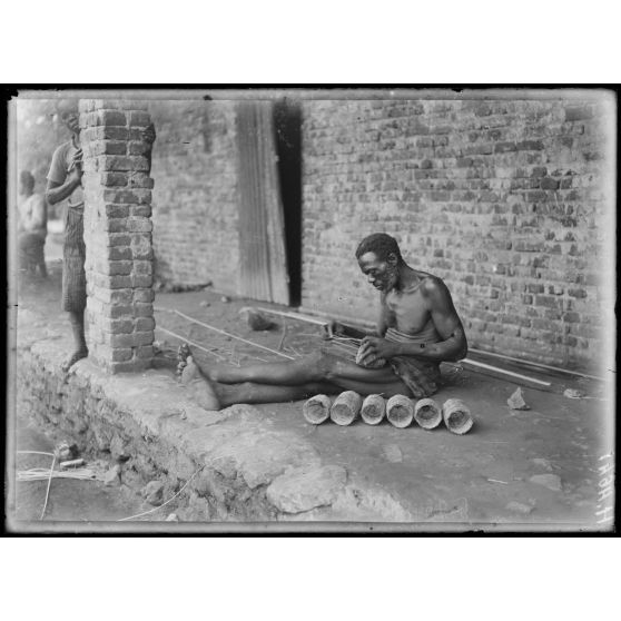 Edéa. Indigène tressant des engins de pêche. [légende d'origine]