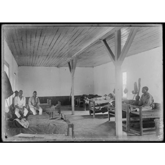 Edéa. Salle des malades indigènes (dispensaire). [légende d'origine]