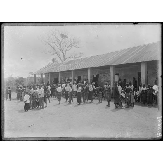 Edéa. Tribunal indigène. [légende d'origine]