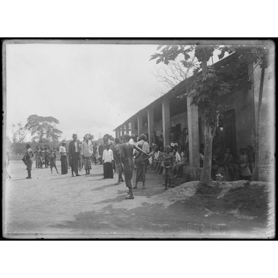 Edéa. ; Edéa. Tribunal indigène. [légende d'origine]