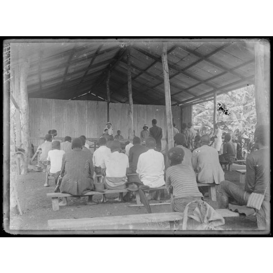 Djombé. Le tribunal indigène. [légende d'origine]