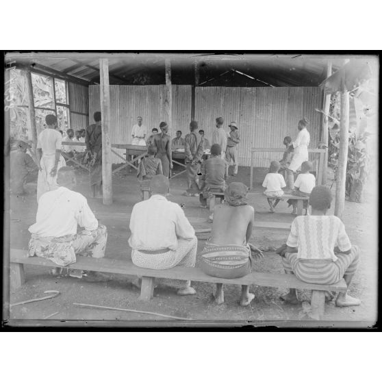Djombé. Le tribunal indigène. [légende d'origine]