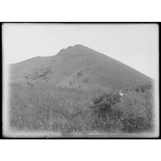 Djongo. La montagne pelée (ancien cratère). [légende d'origine]